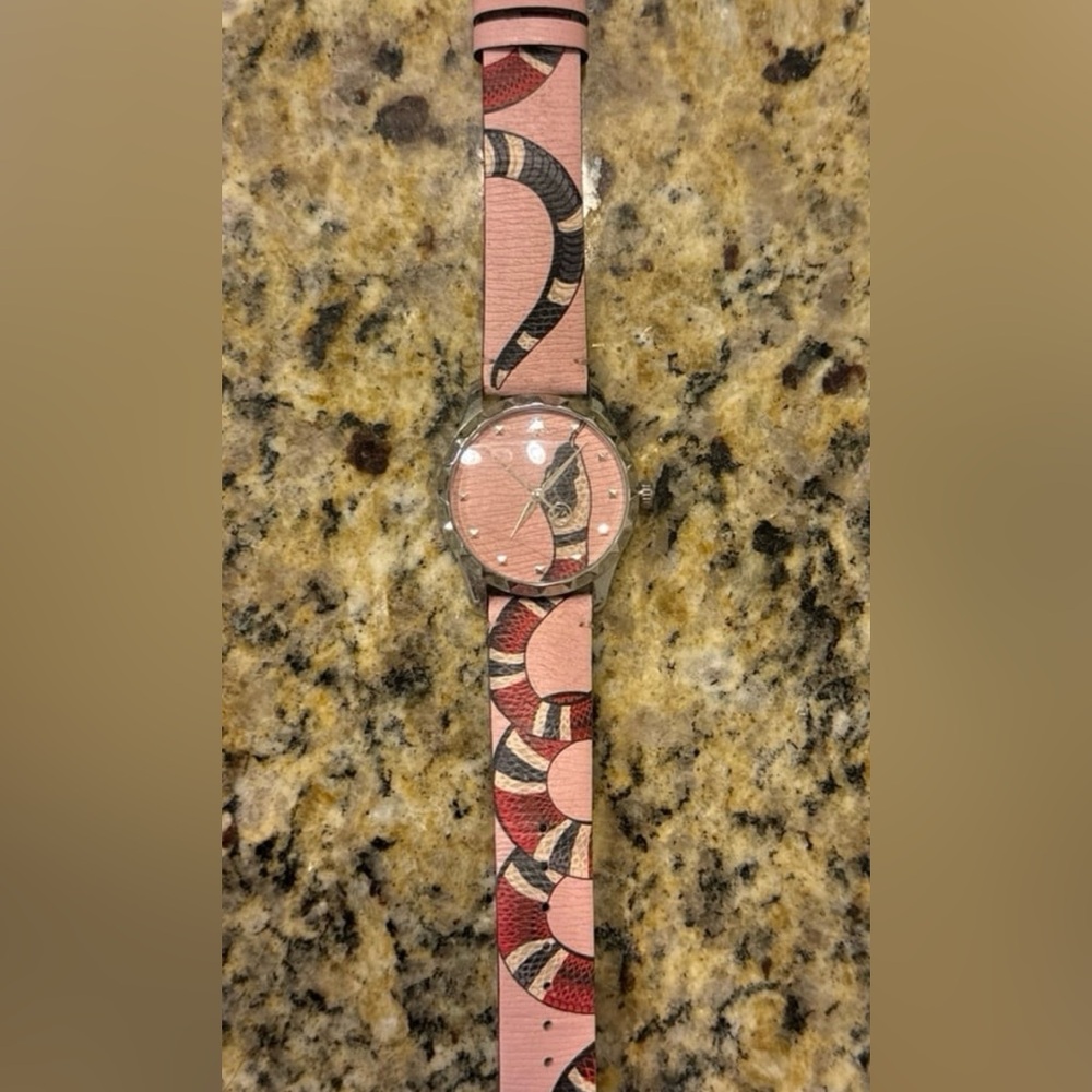 Women’s Gucci snake watch pink